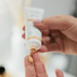 Dhyvana sävyttävä aurinkovoide kasvoille SPF 50, 2 sävyä