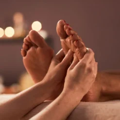 Jalkahieronta ja kuorinta väsyneille jaloille 30min